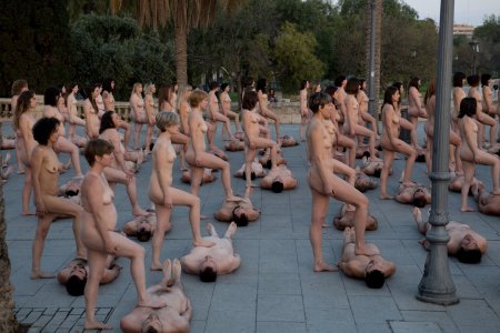 Много красивых голых людей