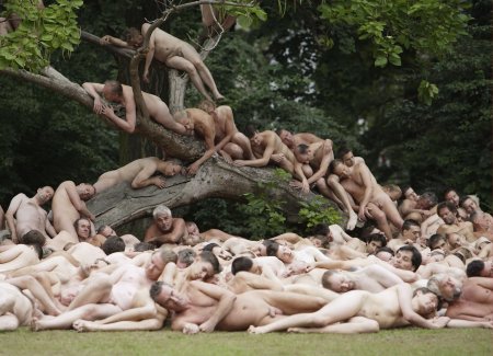 Очень много голых людей