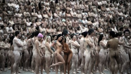 Толпа голых женщин