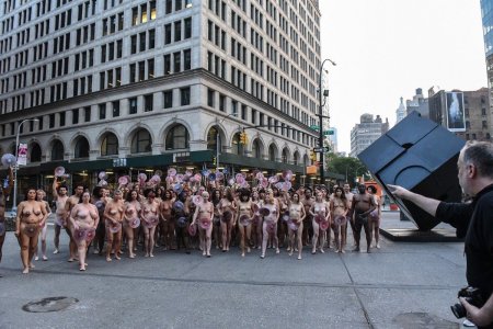 Толпа голых женщин