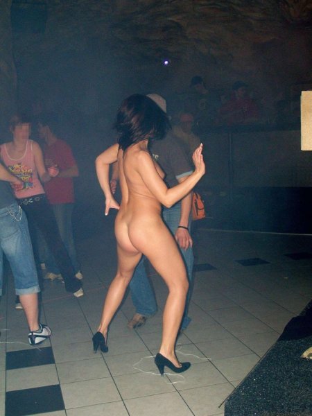 Голые девушки в ночном клубе