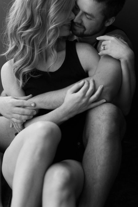 Мужчина и женщина обнимаются