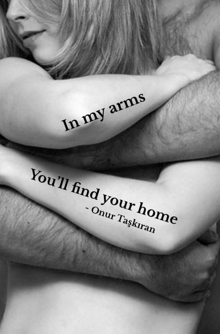 Мужские руки обнимают