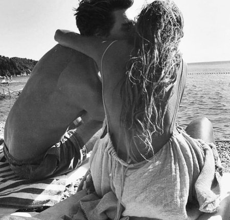 Парень с девушкой на море