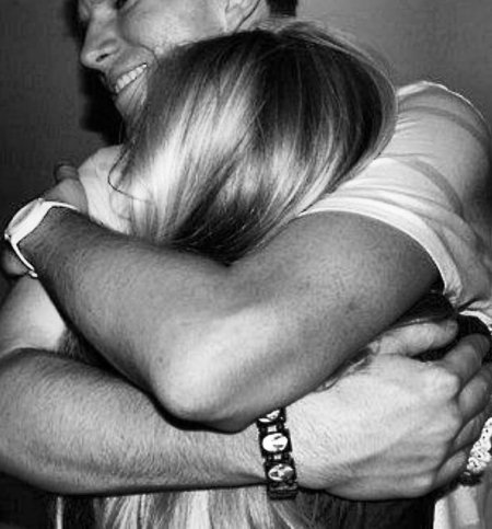 Обнимает блондинку