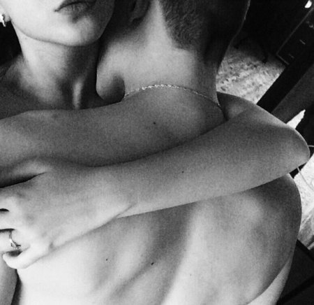 Парень с девушкой селфи