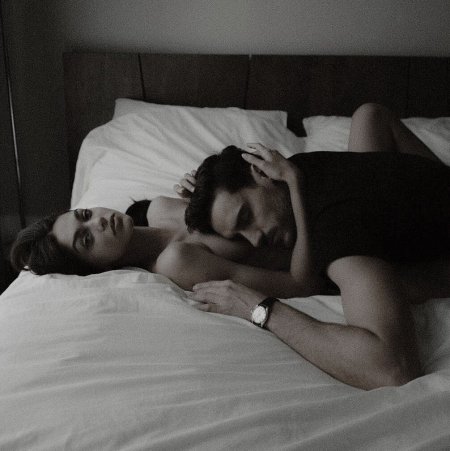 Обнимаются в постели