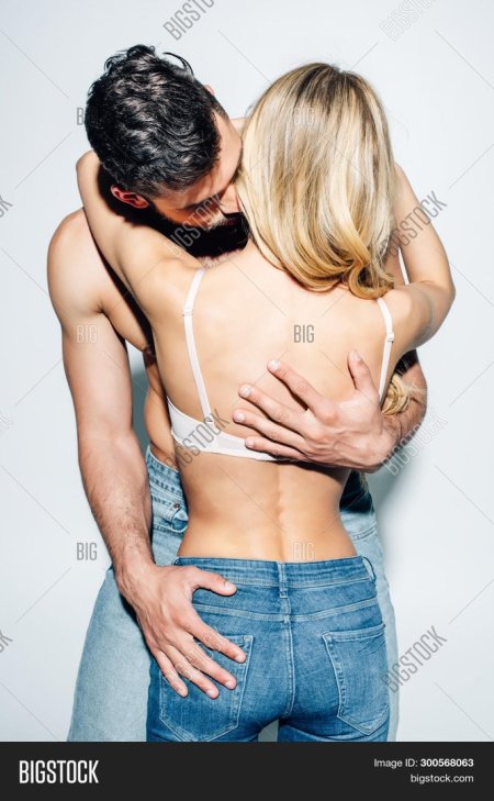 Мужчина обнимает сзади