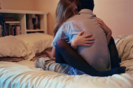 Парень с девушкой обнимаются без лица