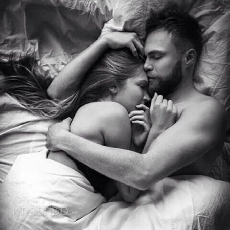 Объятия в постели