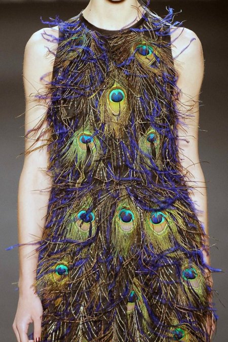 Платье с павлиньими перьями