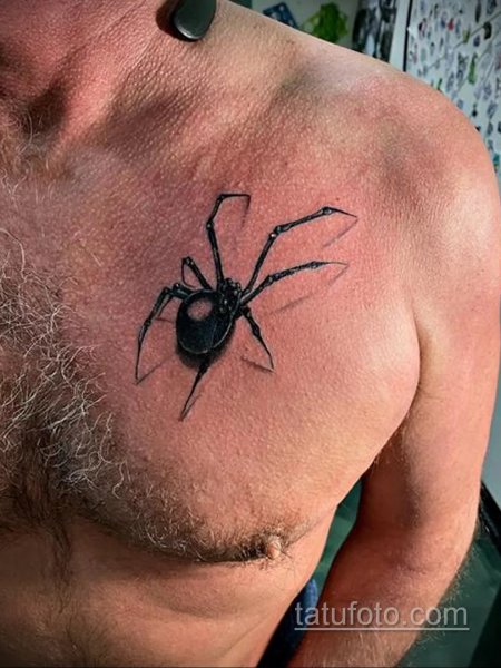 Тату паук на груди