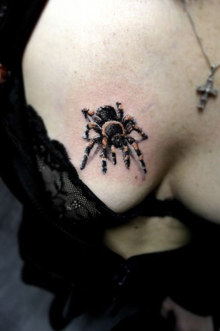 Тату паук на груди