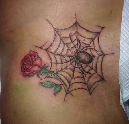 Тату паутина на плече