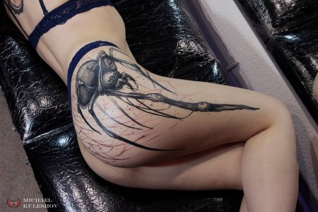 Тату для девушек на бедре