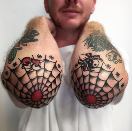 Тату паутина на колене