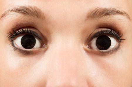 Девушка с расширенными зрачками