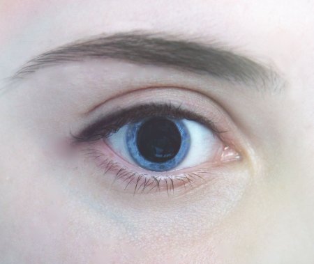 Голубые глаза с широкими зрачками