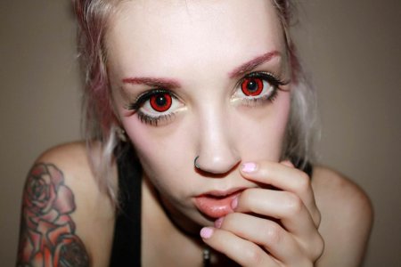 Девушки с красивыми линзами