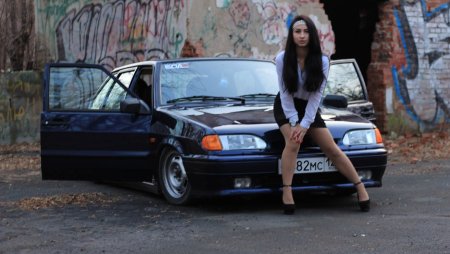 Лада 2114 и девушка