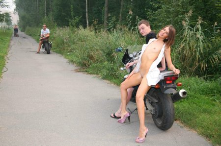 Девушка на мотоцикле без трусов