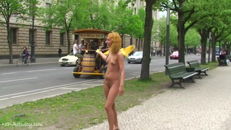 Разделась посреди улицы