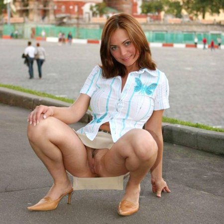 Показала письку на улице