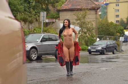 Голая брюнетка на публике