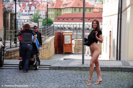 Прошлась голая по улице