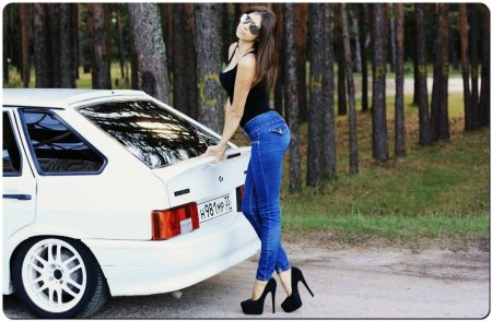 Белая четырка с девушкой