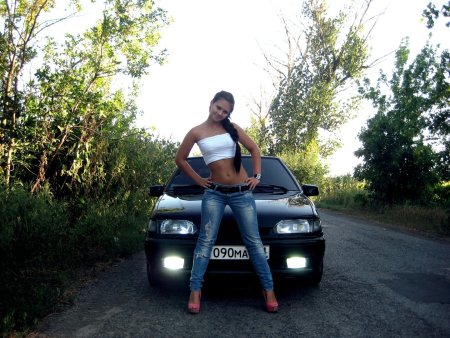 Девушка около машины