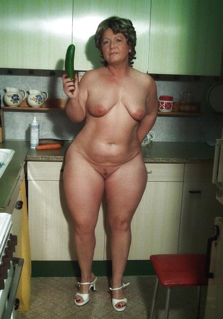 Голые зрелые с широкими бедрами