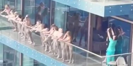 Девушки в дубае на балконе