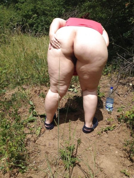Голая толстая попа
