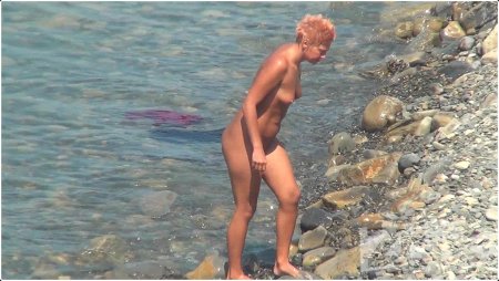 Голые на пляже скрытая камера