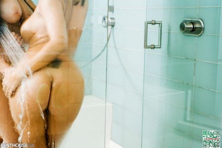 Голые женщины моются в душе