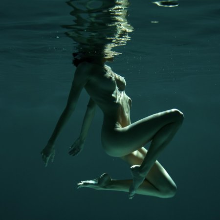 Голенькие девушки в воде