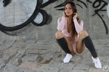 Девушка в кроссовках ню