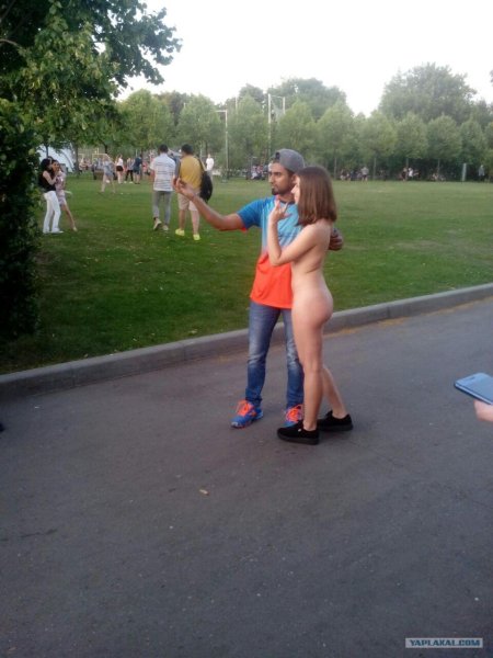 Девочки разделись в парке