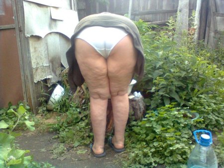 Деревенские женщины в трусах