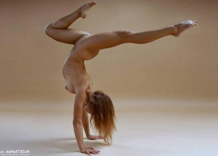 Голые гимнастки на шпагате