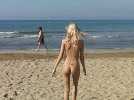 Красивые девушки на пляже ню