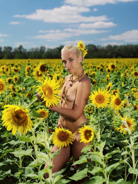 Фотосессия в подсолнухах ню