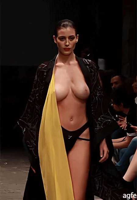 Модный показ с голой грудью