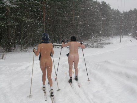 Катание на лыжах голышом
