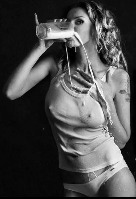 Девушка пьет молоко