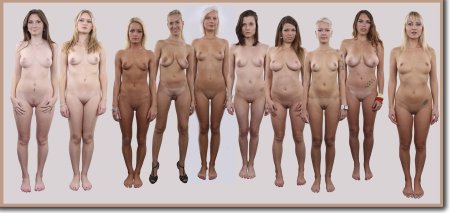 Голые девушки стоят в ряд