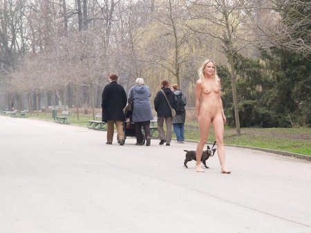 Голая на улице