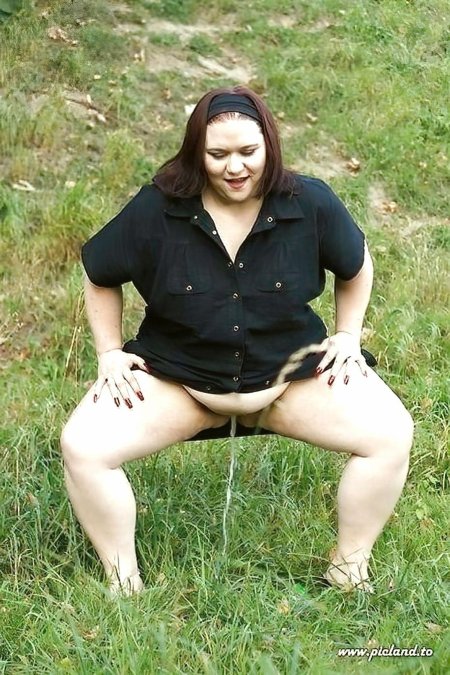 Женский писсинг на природе