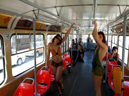 Голые женщины в общественном транспорте